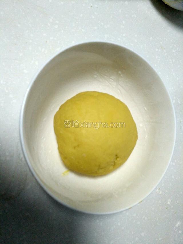 和成光滑的面团醒半小时。