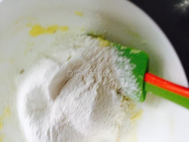 最后加入过筛的面粉，我一般过两遍筛，会更细腻一些，搅拌至无干面粉，（因为黄油没有完全化开，所以不好搅拌，我是直接上手了，哈哈，这招特别好用）