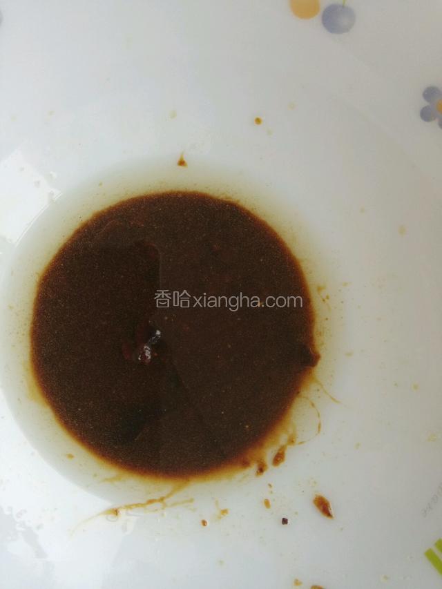 准备一碗，加入香其酱，陈醋，鸡粉，香油，花椒油，白糖，再淋入少许明油搅拌均匀。