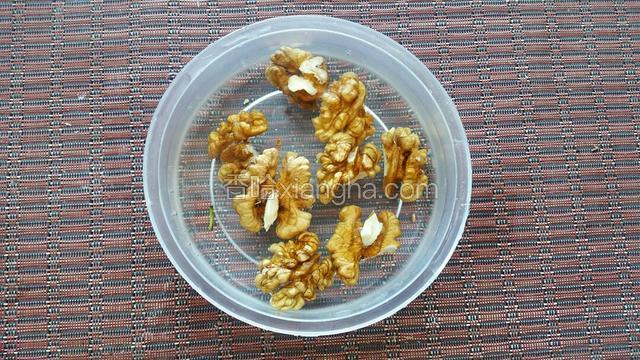核桃泡水15分钟左右
