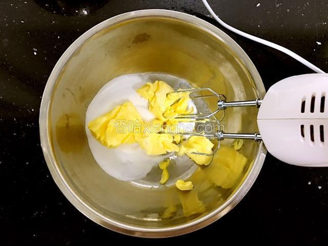 黄油室温软化后加入细砂糖。电动打蛋器打发均匀。