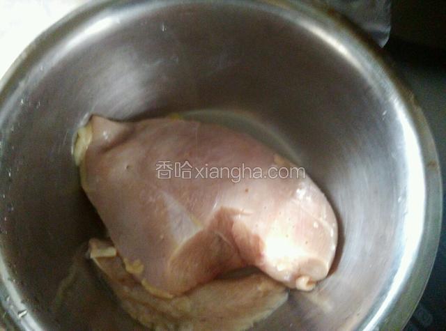 鸡肉洗干净备用