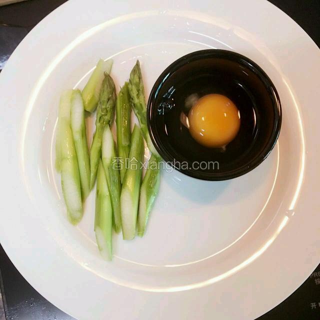 芦笋斜切成段.鸡蛋打好装碗