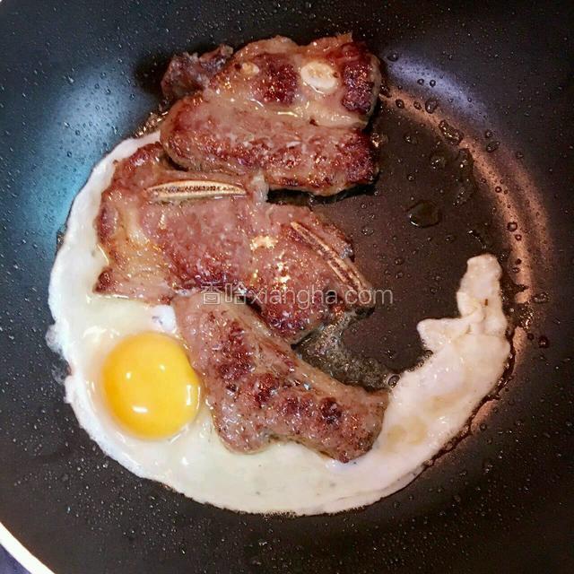 再翻煎另一面至颜色变黄.再加入鸡蛋香煎片刻