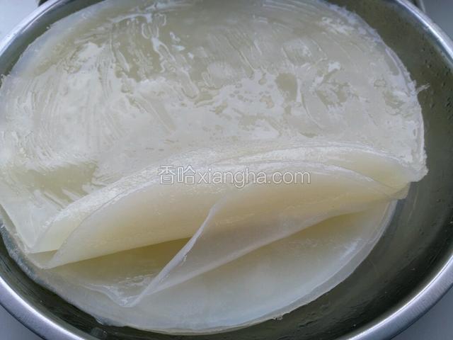 重复蒸凉皮的步骤，直到把所有面浆都蒸完
