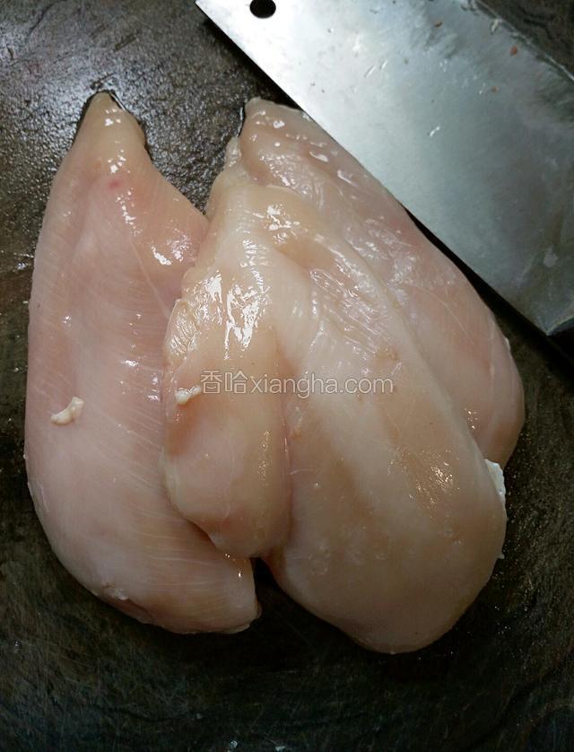 鸡大胸洗干净，剔去筋膜。