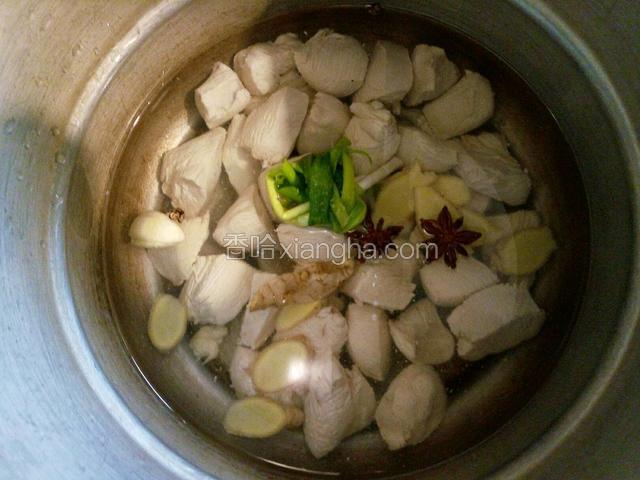 将洗干净的鸡块和上面的料加入高压锅中，再倒入少许料酒，少许盐大火煮开后转最小火煮20分钟，直至筷子能轻松扎透即可。