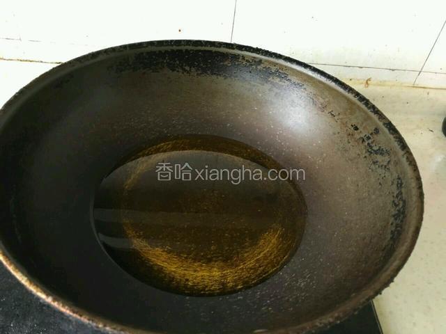 锅中油烧开，要稍微多烧一点油。
