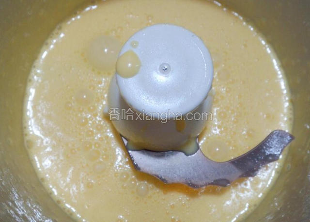 橄榄油要分4次加，不要一次性都倒入，每一次都要让蛋和油完全乳化。
第一次加橄榄油，搅拌一分钟。
