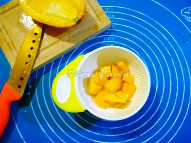 芒果去皮切成小块。