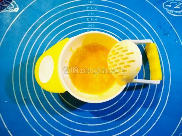 将芒果压成泥，如果有料理机可以用料理机打碎。