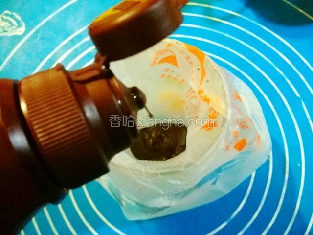 去裱花袋套在杯子上，将巧克力酱挤入裱花袋。