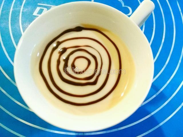蜘蛛网做法：用巧克力酱画出几个同心圆