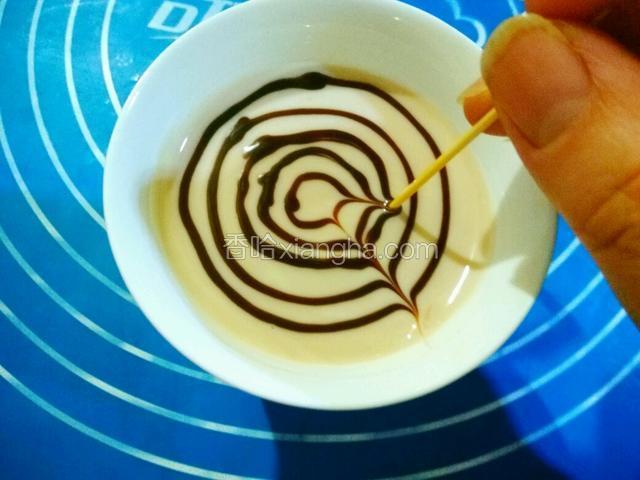 用牙签从同心圆的圆心向外画直线，注意，每次画之前要将牙签擦拭干净再画