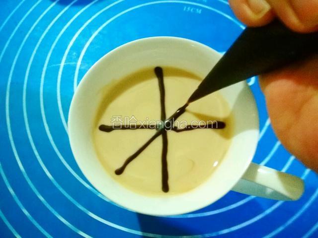 漩涡的做法：用巧克力酱画直线，注意每条直线的间距