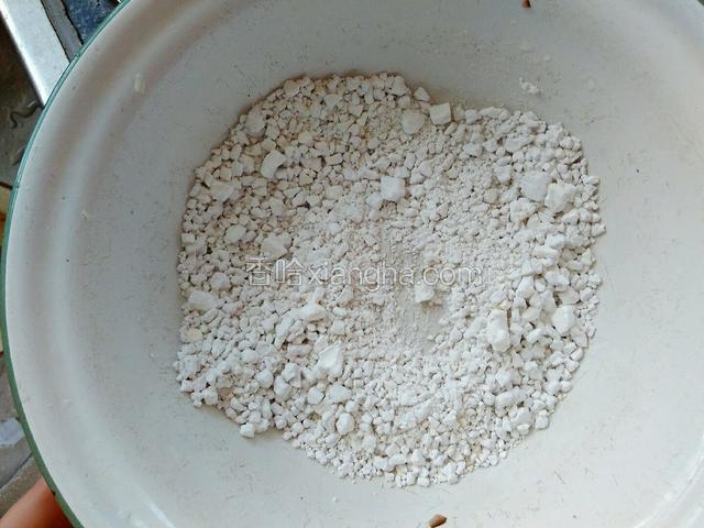 准备适量的淀粉，加入适量的清水调制水淀粉一会勾芡用。