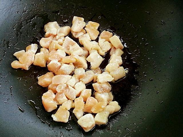 油烧至七成热，下鸡丁划散