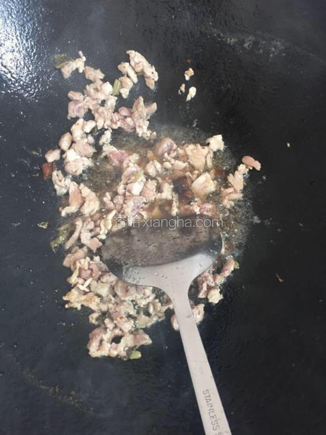 放入猪油、肉末、白糖，待肉末炒熟。
