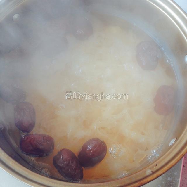 红枣涨大，汤水泛红并稍有粘稠