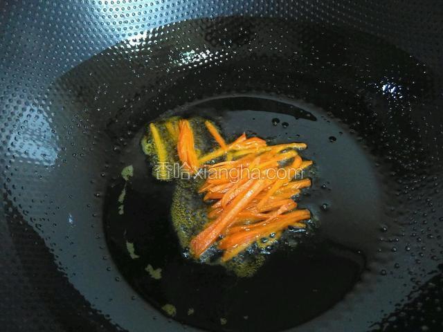 锅里油烧热，放入胡萝卜炒匀