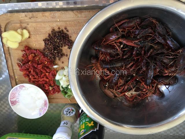 小龙虾洗净，所有食材备好