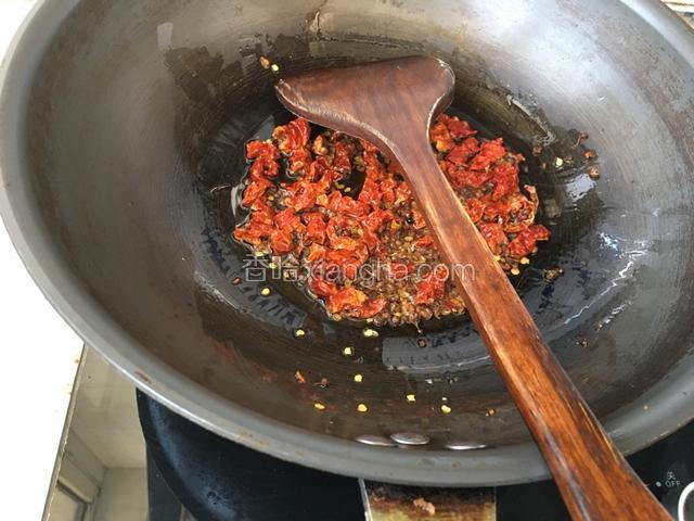 锅内倒入油，比平时炒菜多一点，下花椒大料，炒香（小火）后放葱姜蒜炒香