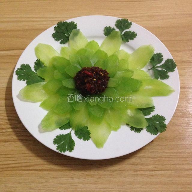 超市买的老干妈香辣酱菜，取一勺放在莴笋花中间，用手捏成个圆形，这样就做成了花心。整体一看，就是一朵花，吃的时候伴着吃就好了。