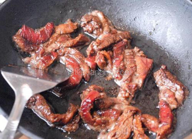 牛肉切成条，用少许酱油、糖和一大勺水拌匀提前腌制20分钟。热锅下油，先快炒至牛肉变色，盛出备用。