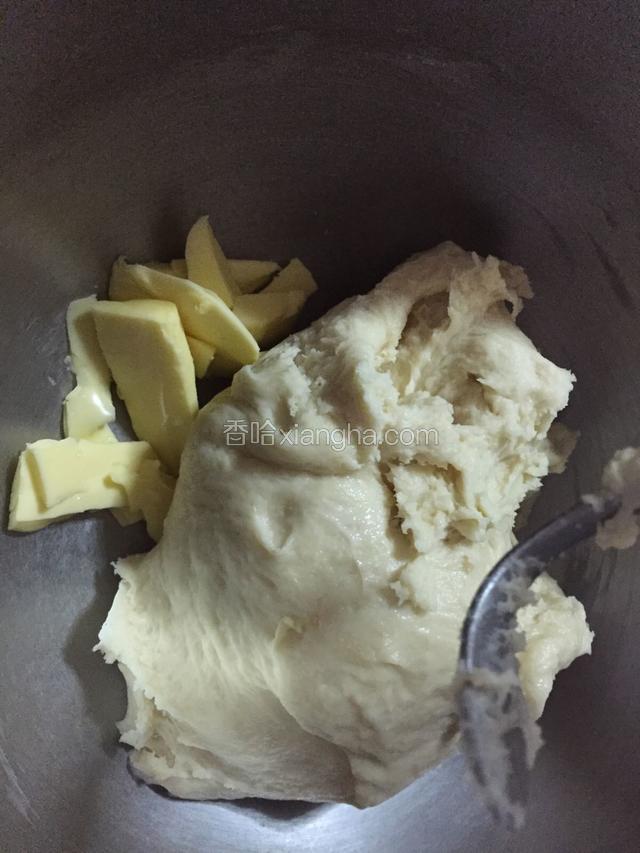 加入黄油，继续开三档高速揉面，直到自动停止（共15分钟）