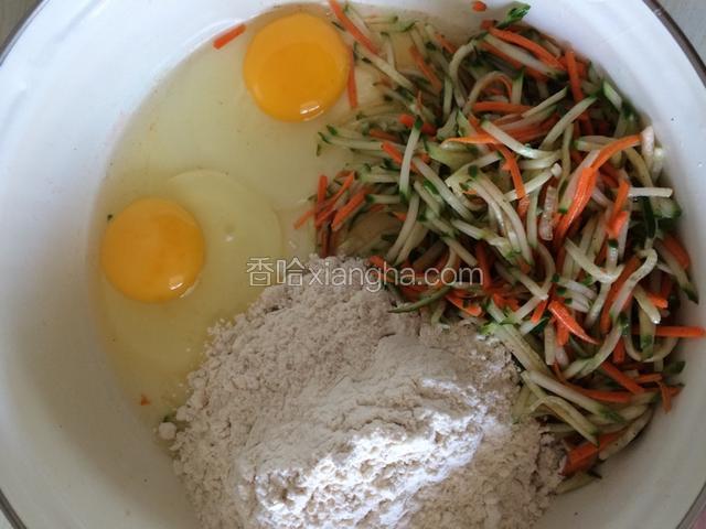 放入鸡蛋和面粉