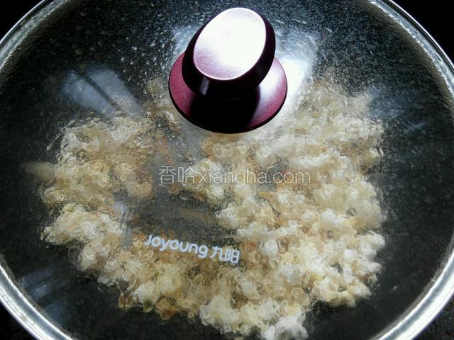 待爆玉米粒开花时，将火转为小火，时不时的晃动一下锅，（不要开盖）
