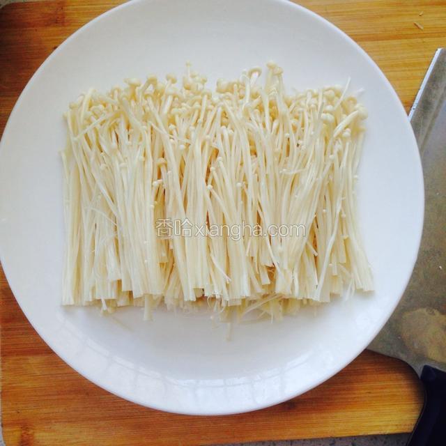 冲洗干净的金针菇整齐的摆在盘中