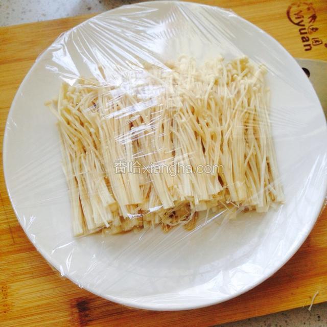 用保鲜膜把盘子包好