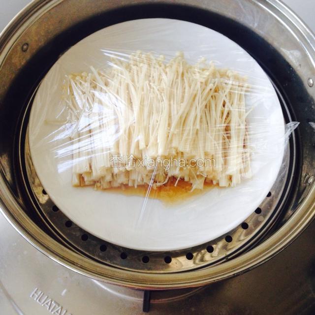 锅中加水，水开后蒸10分钟