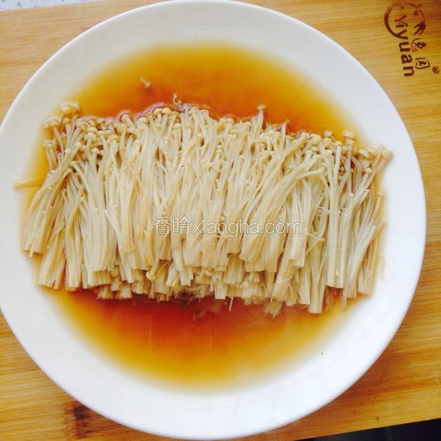 蒸好的金针菇，稍凉一些拿出来