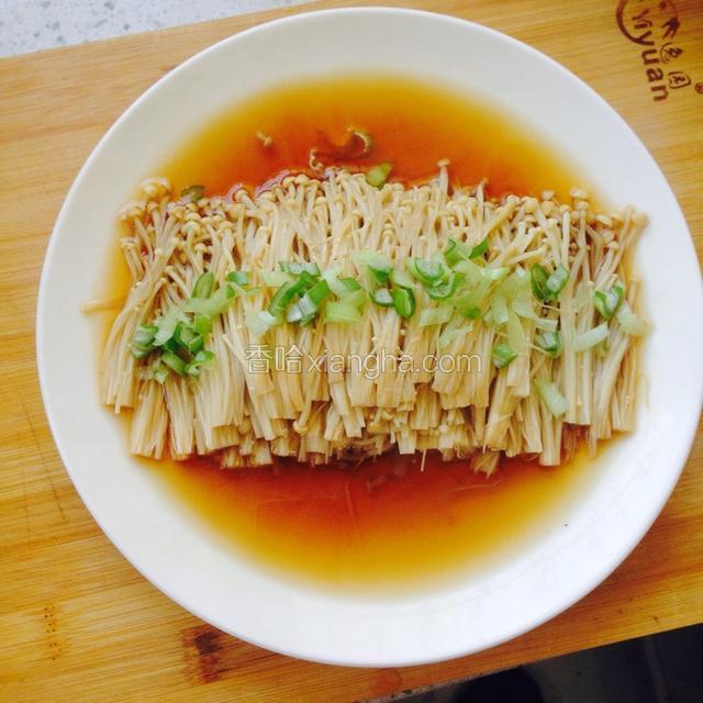 将葱花撒在上面
