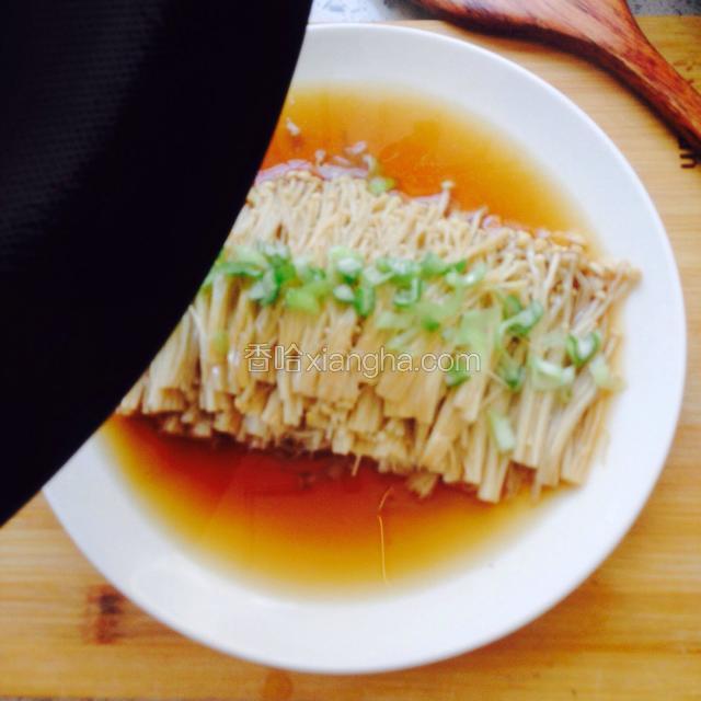 将烧热的油浇在金针菇上