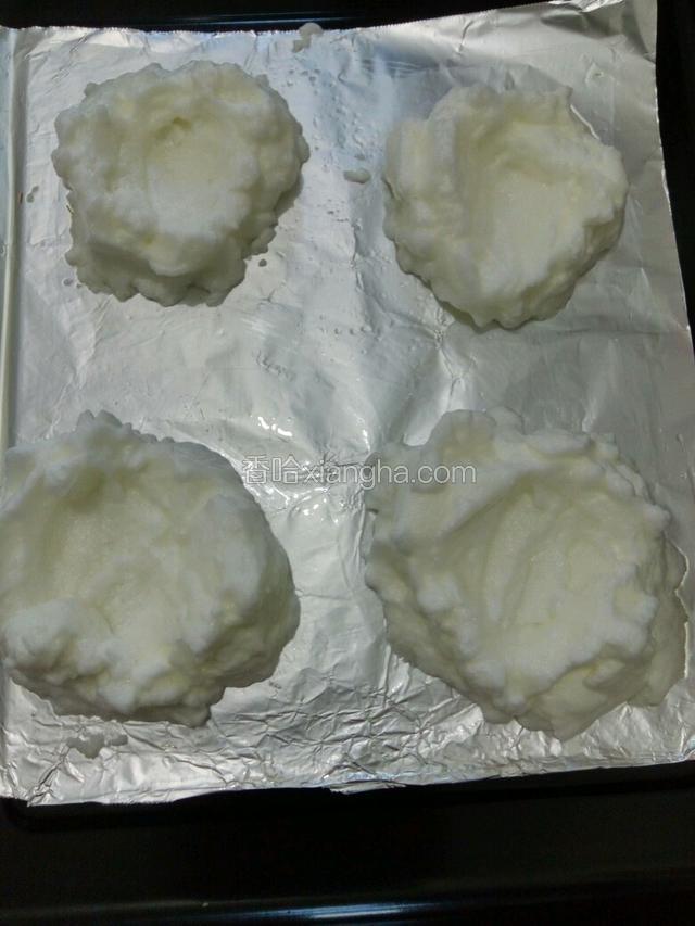 烤盘铺锡纸刷一层色拉油，把打发好的蛋白挖一团，用汤勺压个小窝，烤箱预热，放入整好的蛋白，170度，烤5分钟。