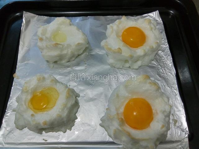 5分钟后把蛋黄倒入蛋白中间。