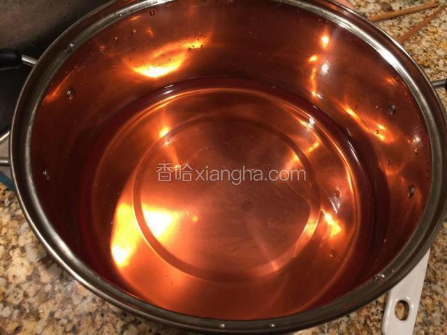 挂糖色，烫鸭！吹鸭子完毕后要将鸭子用绳子从鸭头部位拴起来，晾着，此时你要煮蜂蜜水，用3升水配小半碗蜂蜜，煮开煮化，凉一下，用勺将蜂蜜水均匀浇到吹完的鸭子上！此步的原因是让鸭子挂上糖色，使烤出来鸭子红润光泽，二是鸭皮定型