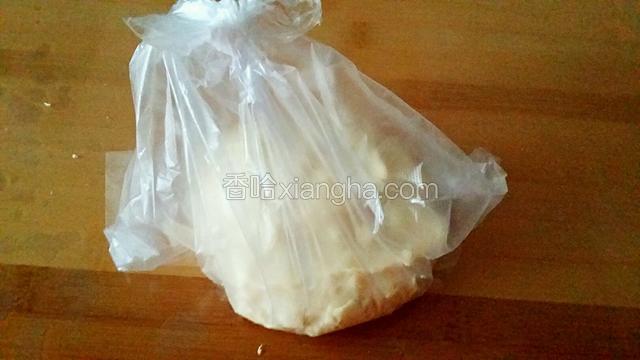 把面团放入保鲜袋 留空间系好 冰箱冷藏发酵 16小时左右