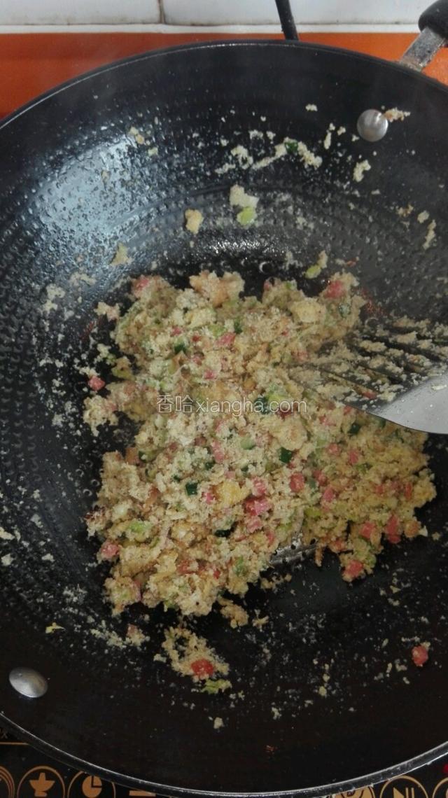 加入炒好的豆渣快速翻炒均匀