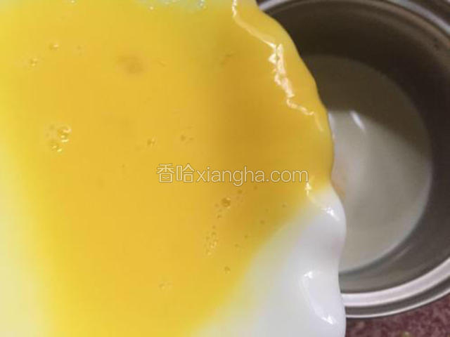 把打㪚的鸡蛋倒入牛奶中，搅拌均匀
