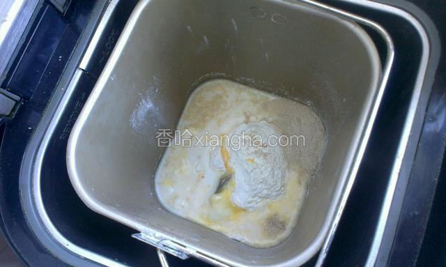 除黄油外把其它食材全部放面包机里