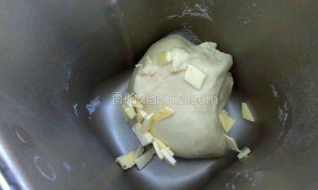 启动面包机发面健，二十分钟后放入黄油，好了，不用管了，该干嘛干嘛去吧，剩下的工作交给面包机了