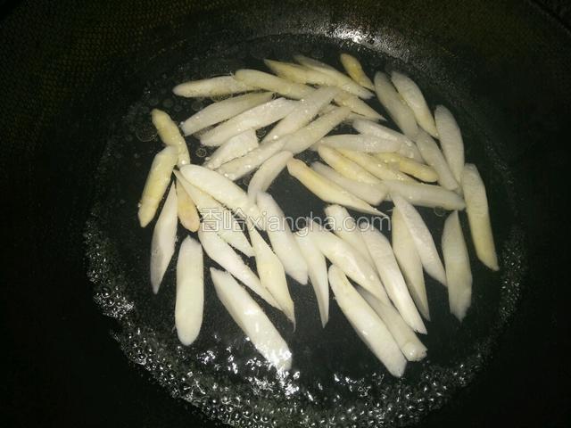 净锅坐开水，加少许盐和食用油后将芦笋入锅焯烫断生，捞起沥干备用