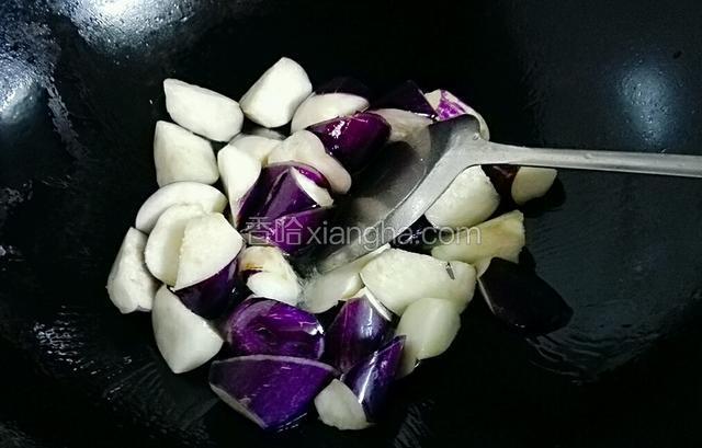 炒锅油烧热，把茄子倒下去炒软