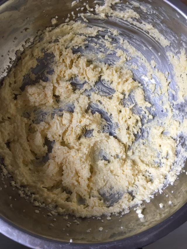 黄油室温软化后打发至蓬松发白。