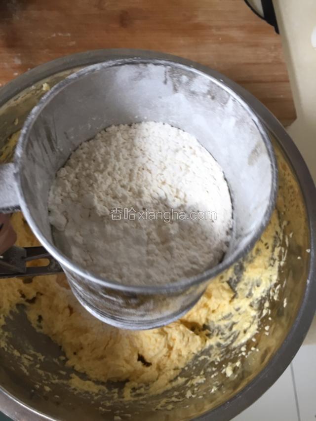低筋面粉和泡打粉称重后过筛，倒入黄油。