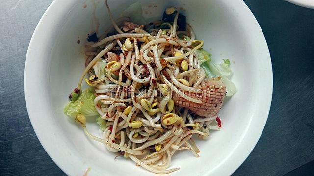 把豆芽，鱿鱼放入煮制，熟后捞出垫底。